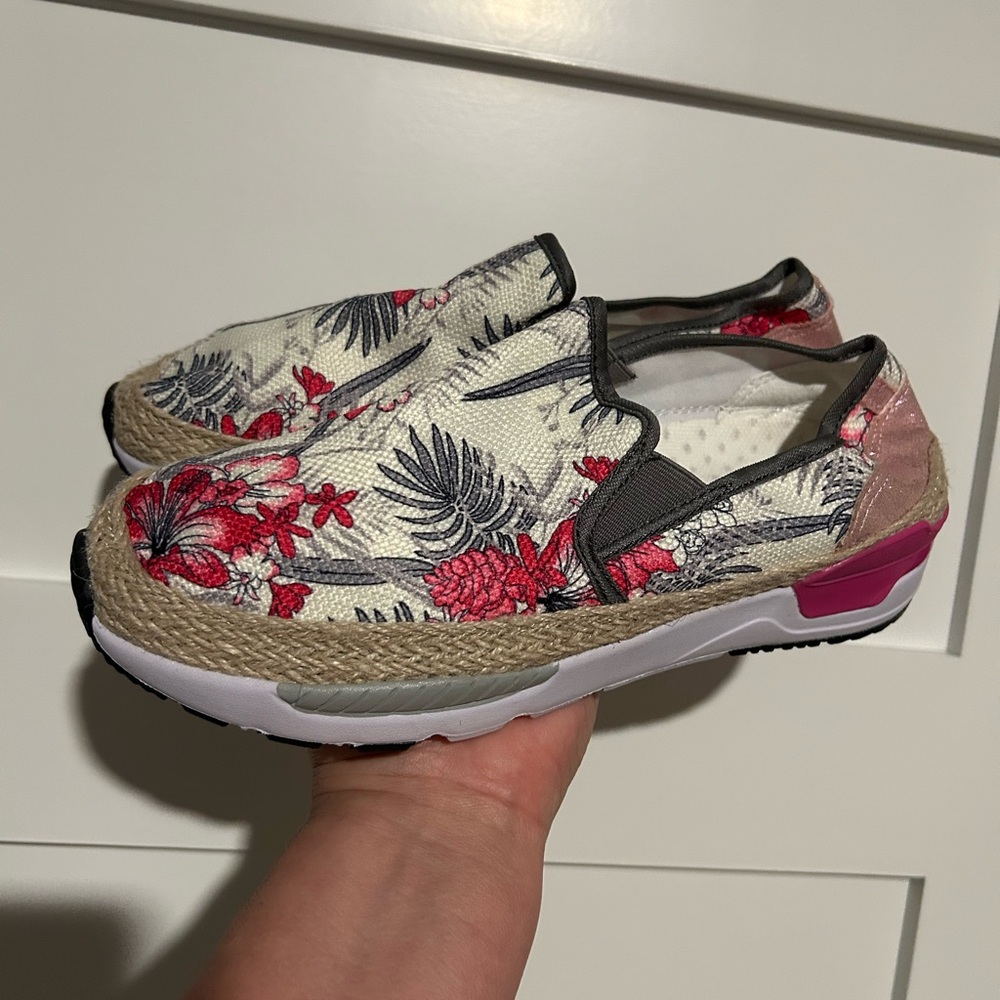 Uubaris Floral Pink and Gray loafers Size 10 New